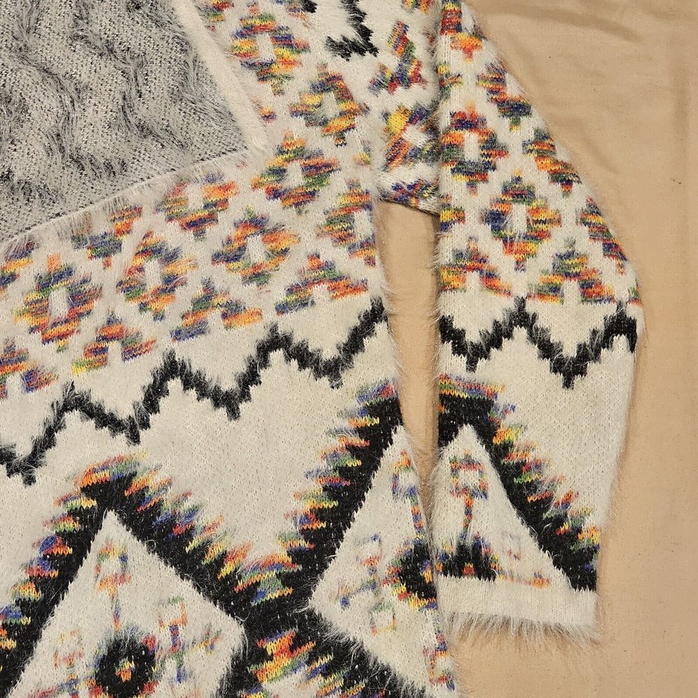 Aztec Patterned Women's Cardigan - Picture 4 of 15